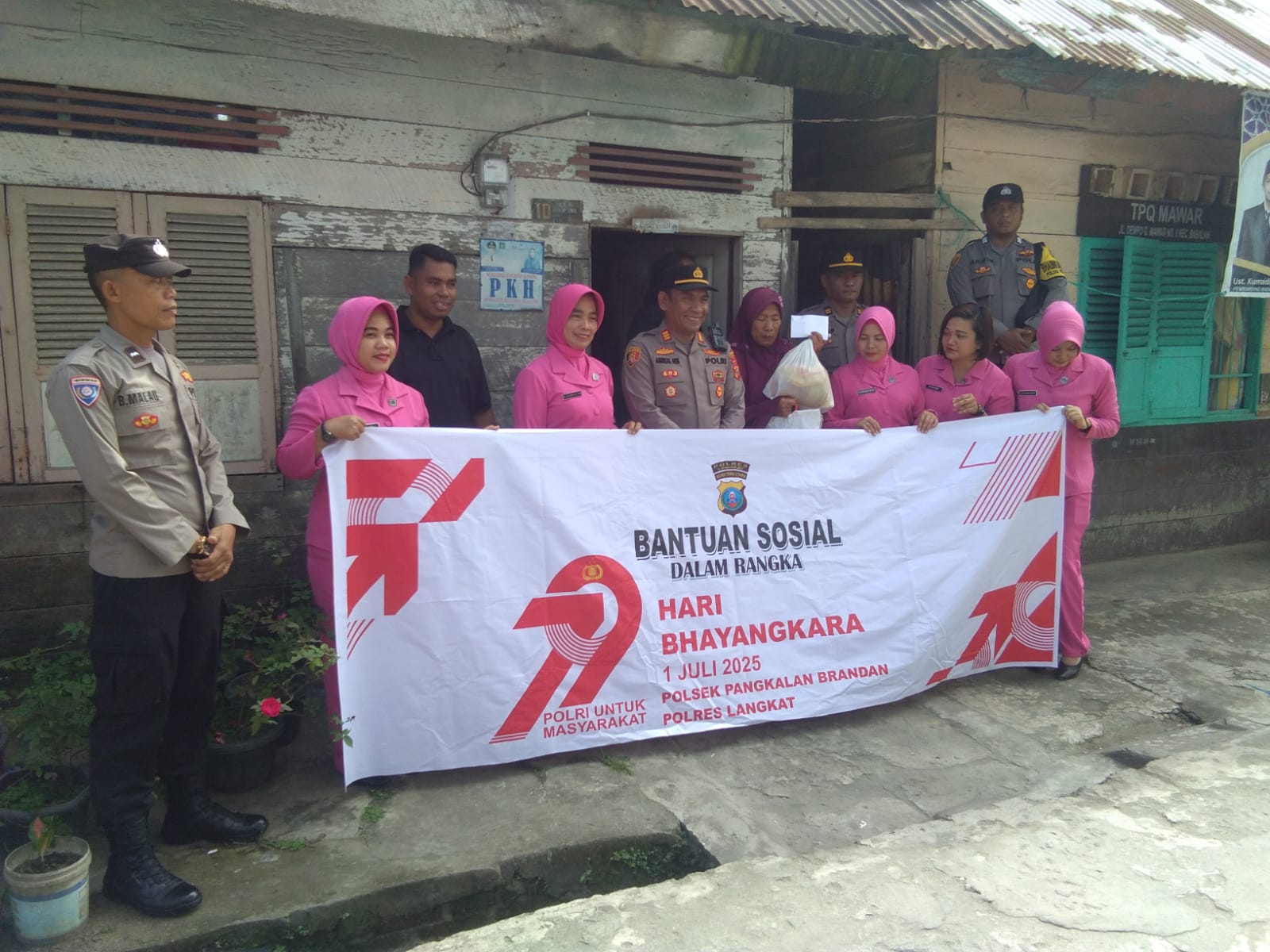 Sambut HUT Bhayangkara Ke-79, Polsek Pangkalan Berandan Tebar Kepedulian Lewat Bantuan Sosial