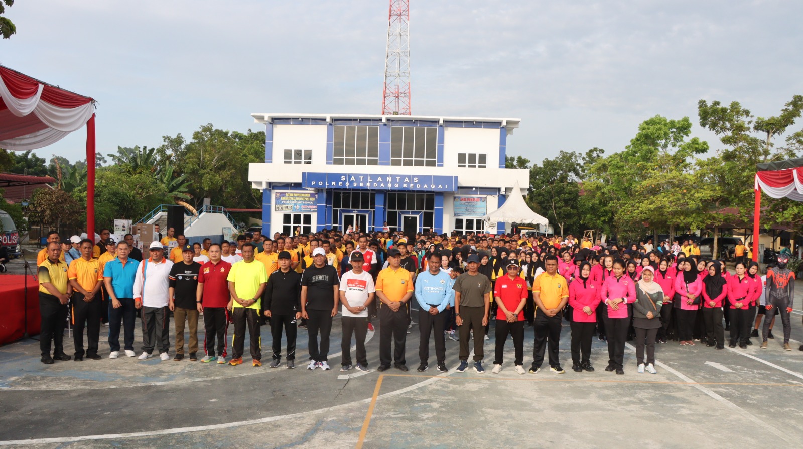Sambut HUT Bhayangkara Ke-79 Tahun 2025, Polres Sergai Olah Raga Gerak Jalan Sehat Bersama