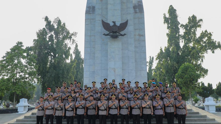 Peringati HUT Bhayangkara Ke-79, Polda Sumut Ziarah Ke Taman Makam Pahlawan Bukit Barisan
