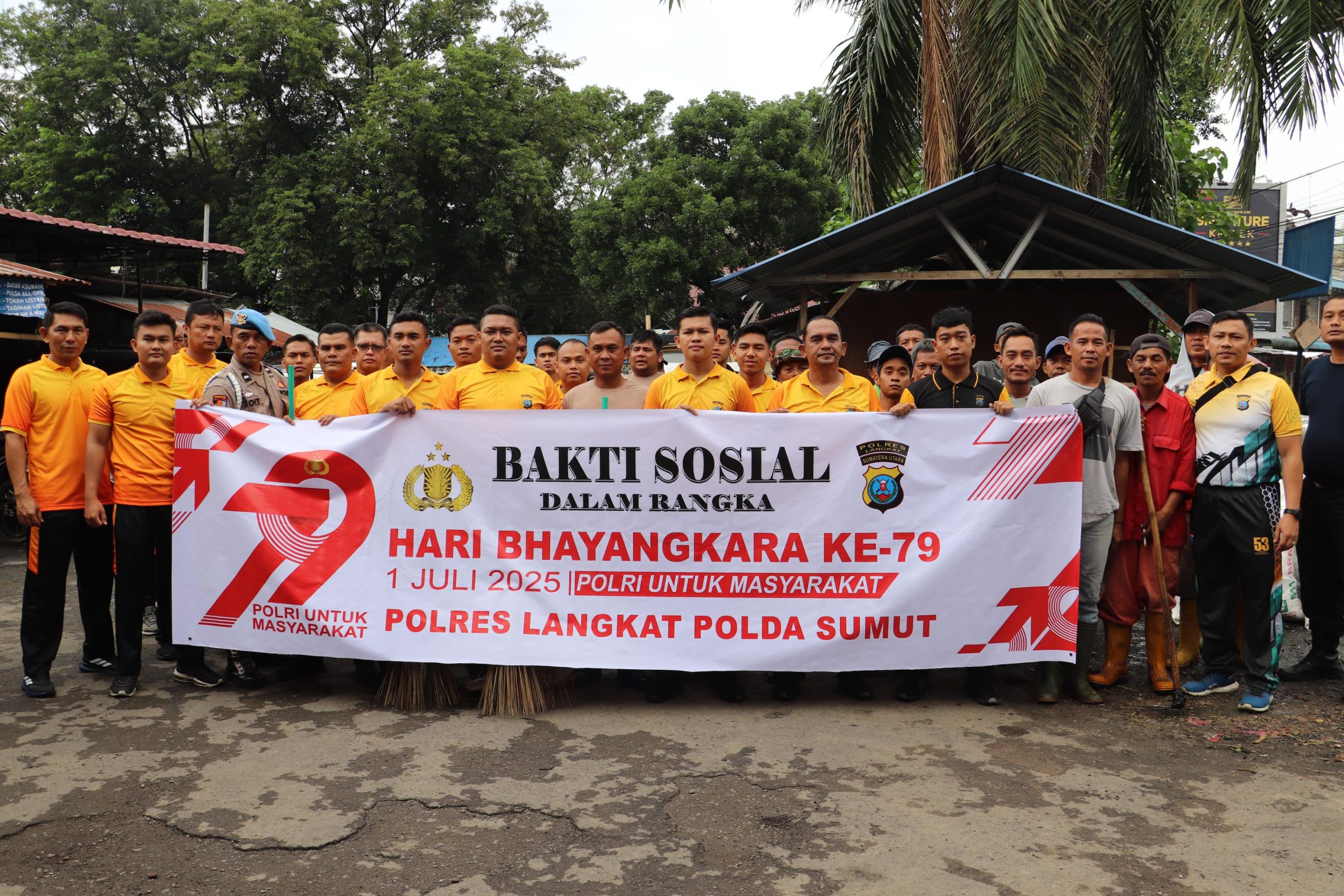 Polres Langkat Gelar Bakti Sosial Kebersihan di Pasar Baru Stabat Sambut Hari Bhayangkara Ke-79