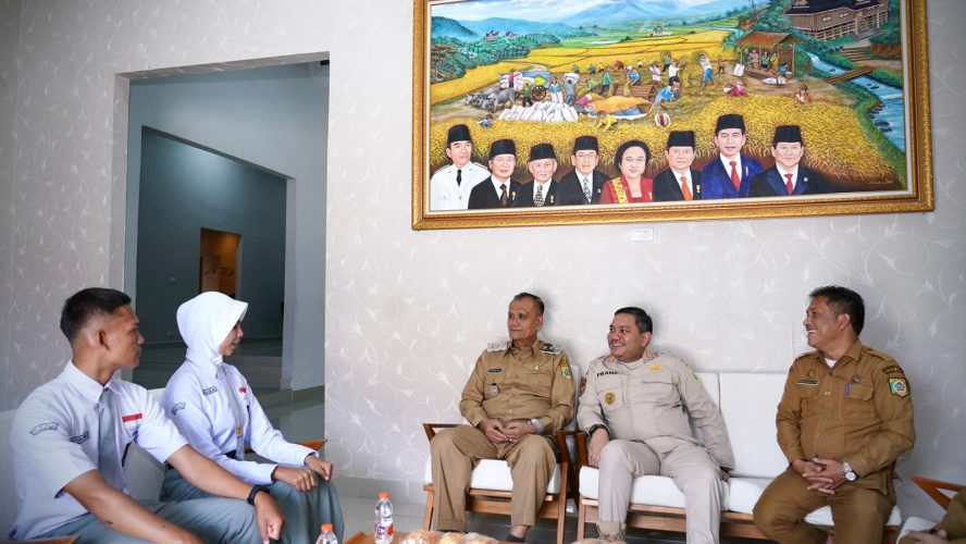 Bupati Pakpak Bharat Mengundang Dua Putra Putri Terbaik Akan Berangkat Mengikuti Pelatihan Sebagai Pasukan Bendera Pusaka 17 Agustus Mendatang.