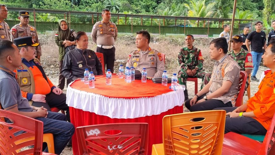 Bupati Pakpak Bharat Kunjungi Posko Pencarian Korban Kecelakaan Lalu Lintas di Dusun Bulu Didi Desa Tanjung Mulia