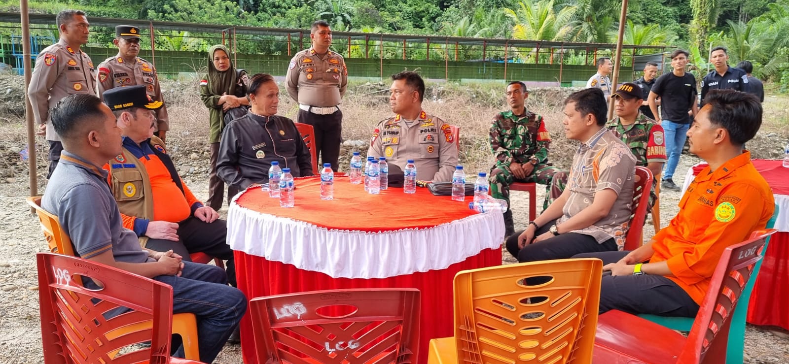 Bupati Pakpak Bharat Kunjungi Posko Pencarian Korban Kecelakaan Lalu Lintas di Dusun Bulu Didi Desa Tanjung Mulia