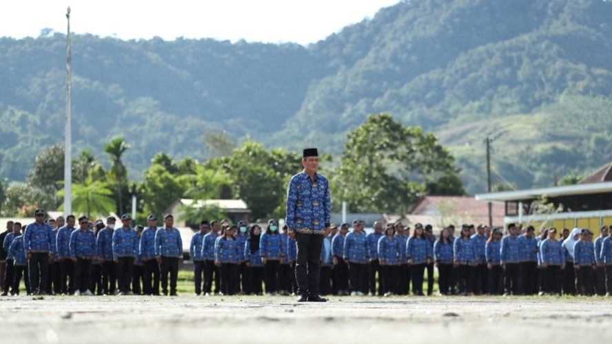 Wakil Bupati Pakpak Bharat H Mutsyuhito Solin, Dr, M.Pd Mewakili Bupati Memimpin Upacara Peringatan Hardiknas Tahun 2025