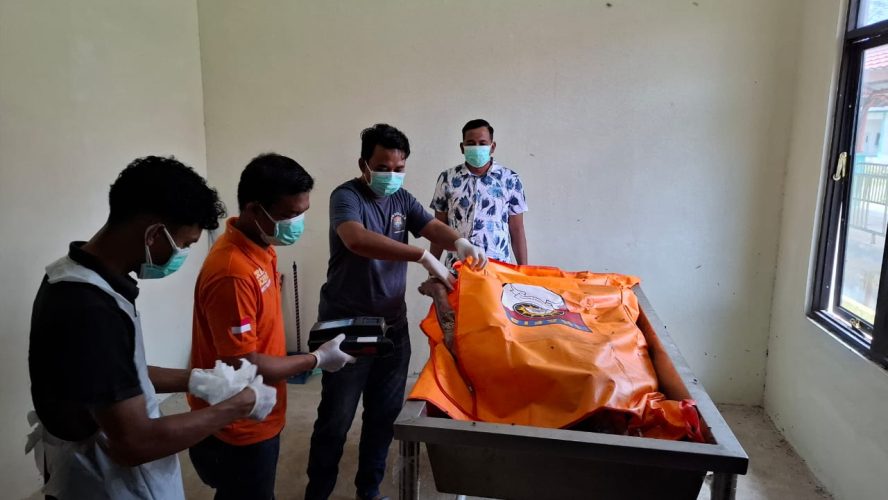 Salah Satu Mayat Telah di Temukan Akibat Kecelakaan Tunggal Mobil Jenis Mini Bus Masuk Jurang
