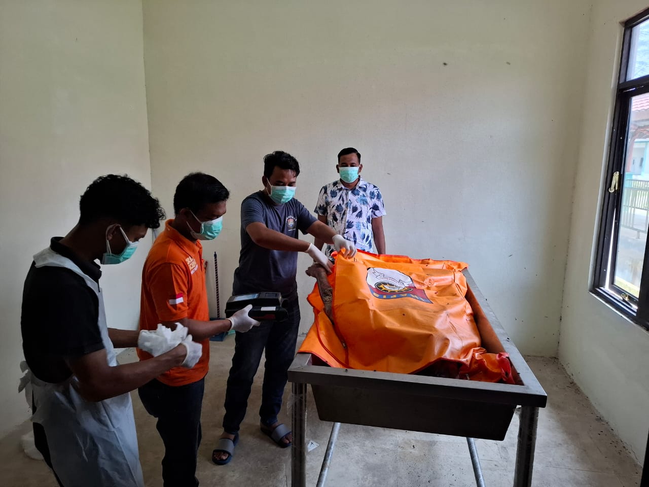 Salah Satu Mayat Telah di Temukan Akibat Kecelakaan Tunggal Mobil Jenis Mini Bus Masuk Jurang