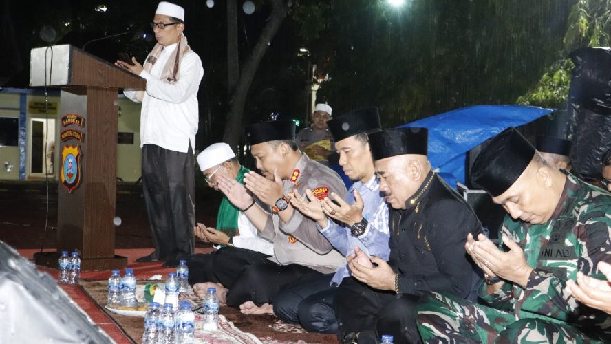 Di Bawah Rintik Hujan, Polres Langkat Gelar Doa Bersama Lintas Agama
