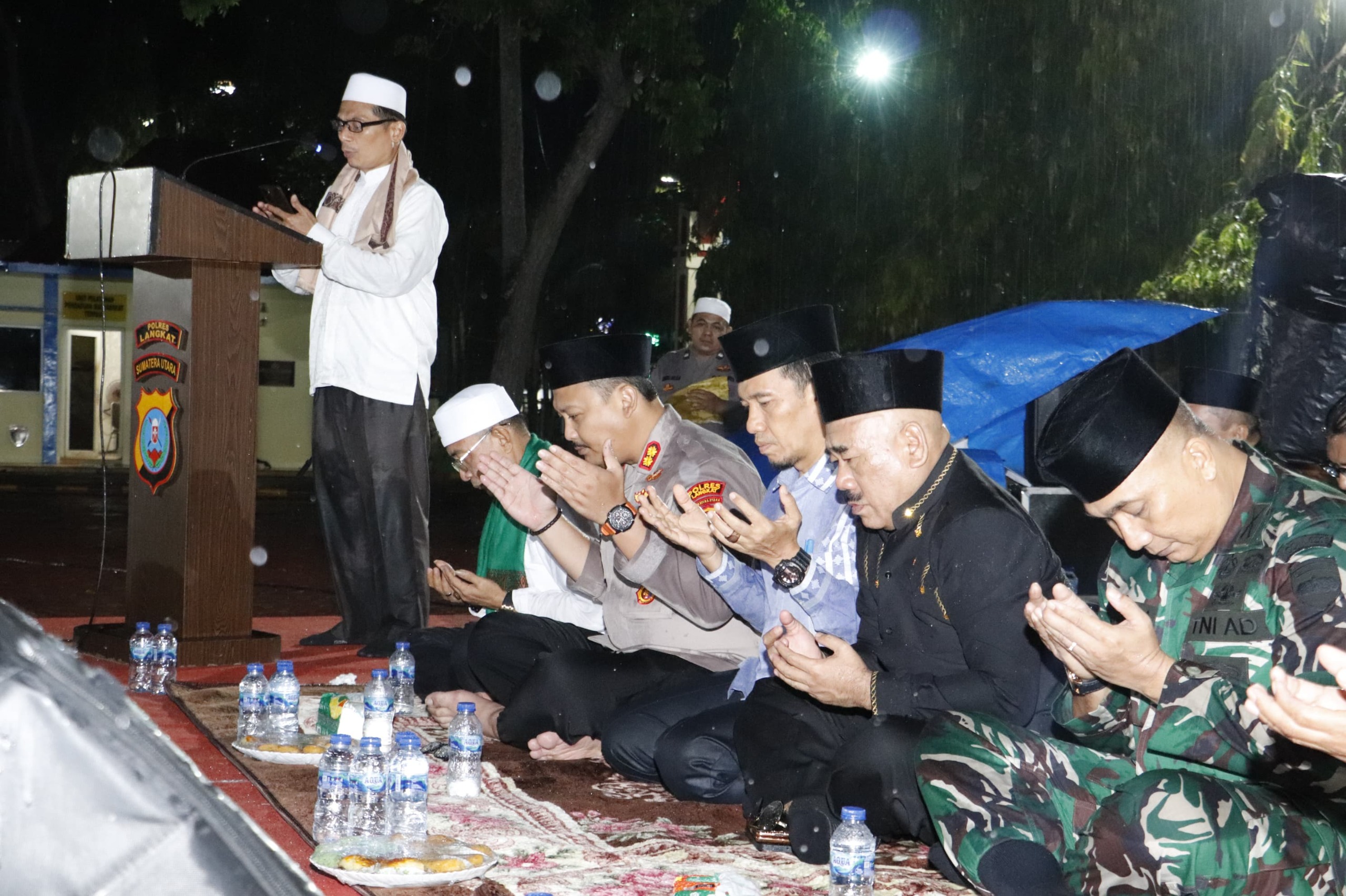 Di Bawah Rintik Hujan, Polres Langkat Gelar Doa Bersama Lintas Agama