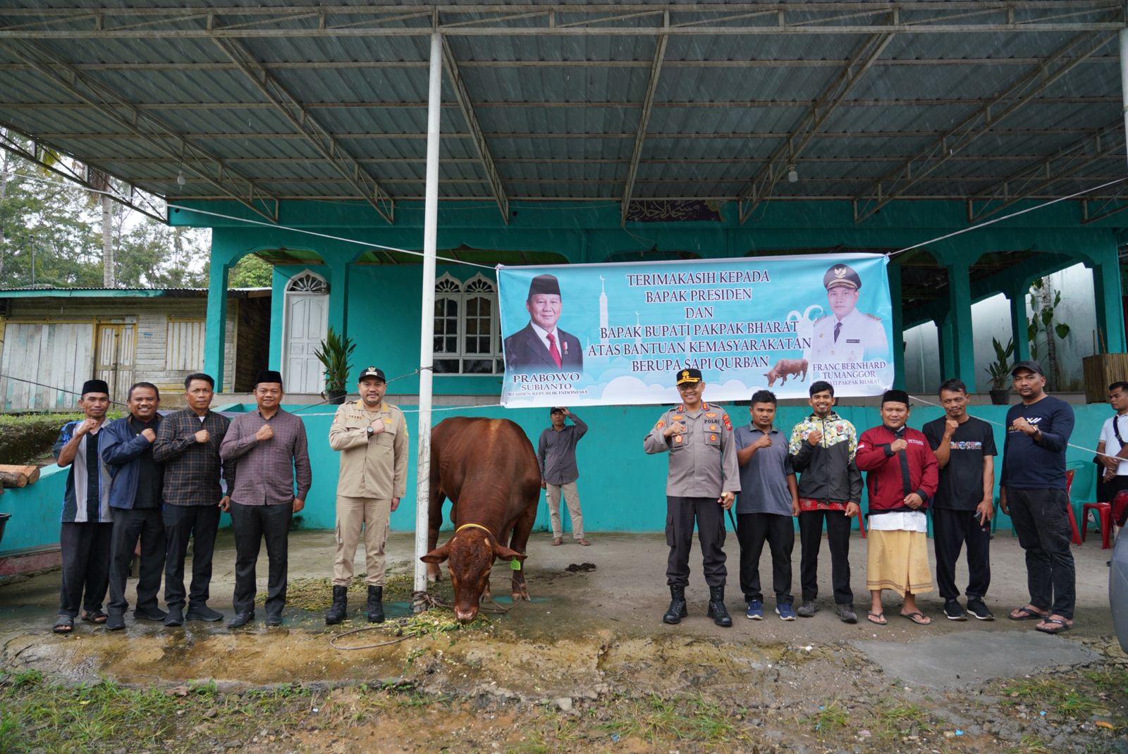 Bupati Pakpak Bharat Serahkan Hewan Qurban Presiden R.I Prabowo Subianto di Mesjid Al Iklas Desa Maholida Kecamatan STTU Jehe.