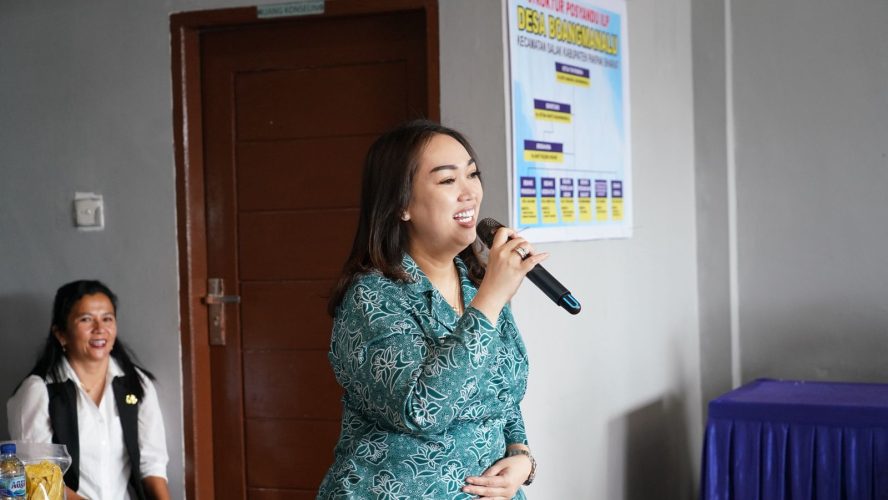 Ketua Tim Pembina Posyandu Kabupaten Pakpak Bharat, Ny. Juniarty Franc Bernhard Tumanggor TinjauPelaksanaan Posyandu Metode ILP.