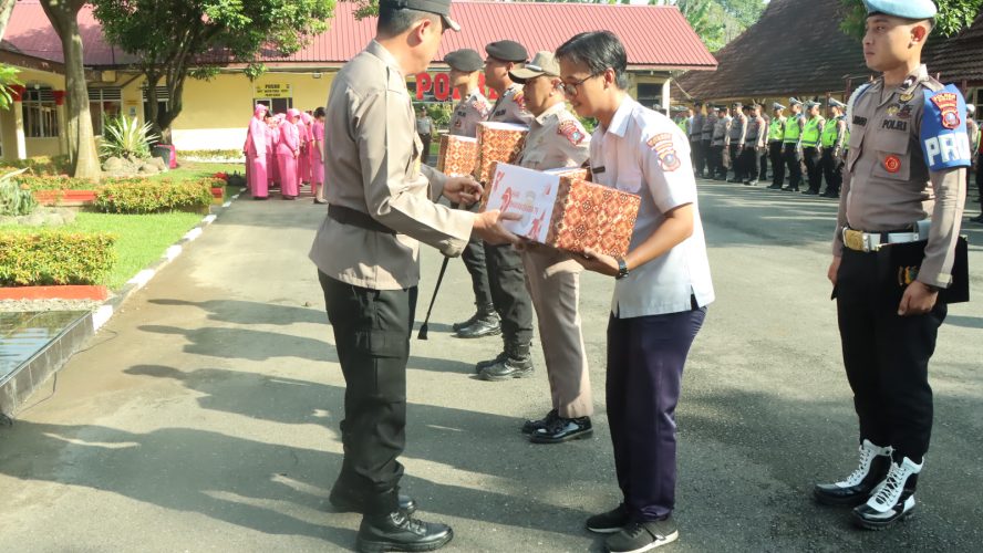 Kapolres Binjai Berikan Bingkisan Hari Bhayangkara Ke-79 Kepada Personil