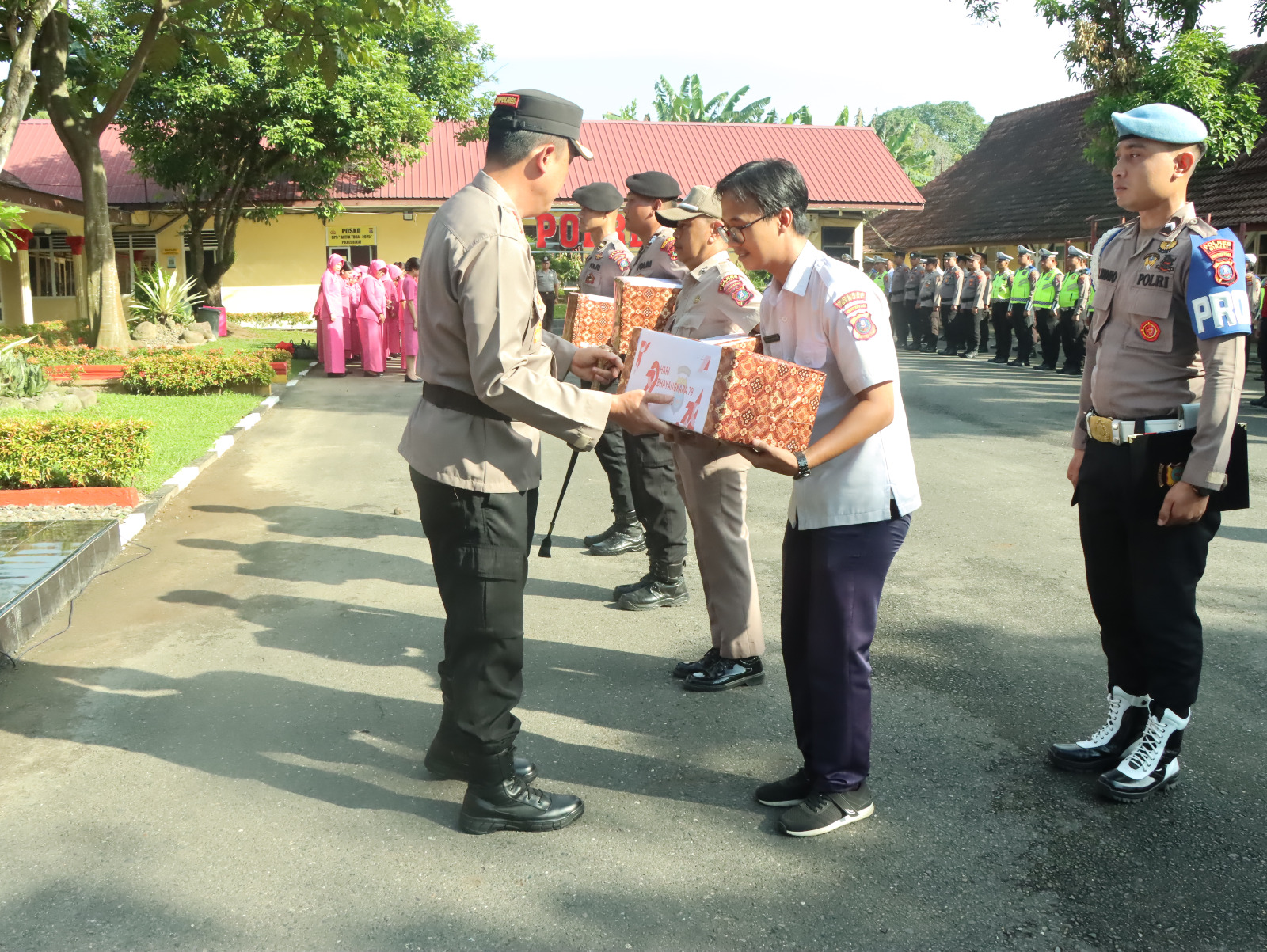 Kapolres Binjai Berikan Bingkisan Hari Bhayangkara Ke-79 Kepada Personil