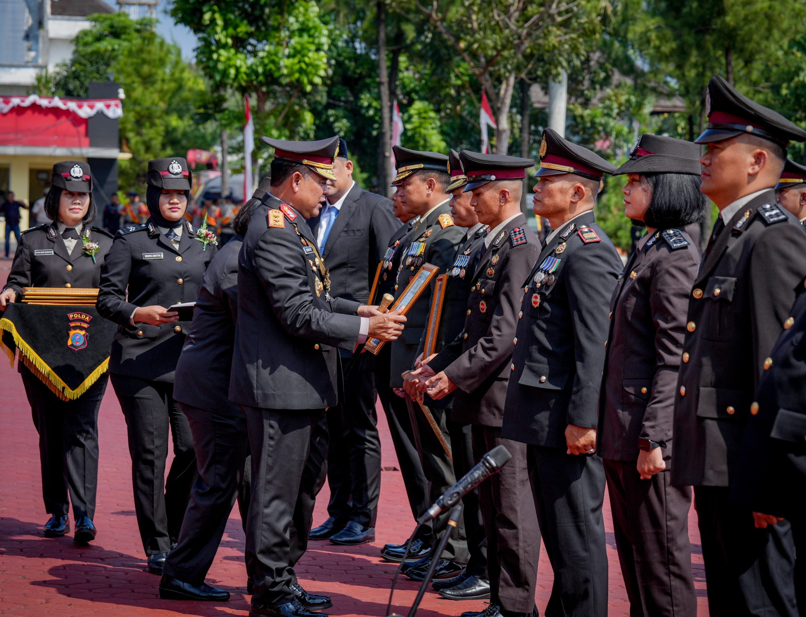 Polda Sumut Berikan Penghargaan Kepada 56 Personel Berprestasi, Meriahkan HUT Bhayangkara Ke-79