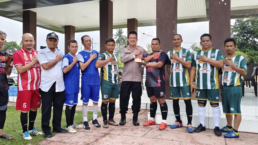 Kapolres Binjai Lakukan Tendangan Bola Pertama Dalam Pembukaan Turnamen