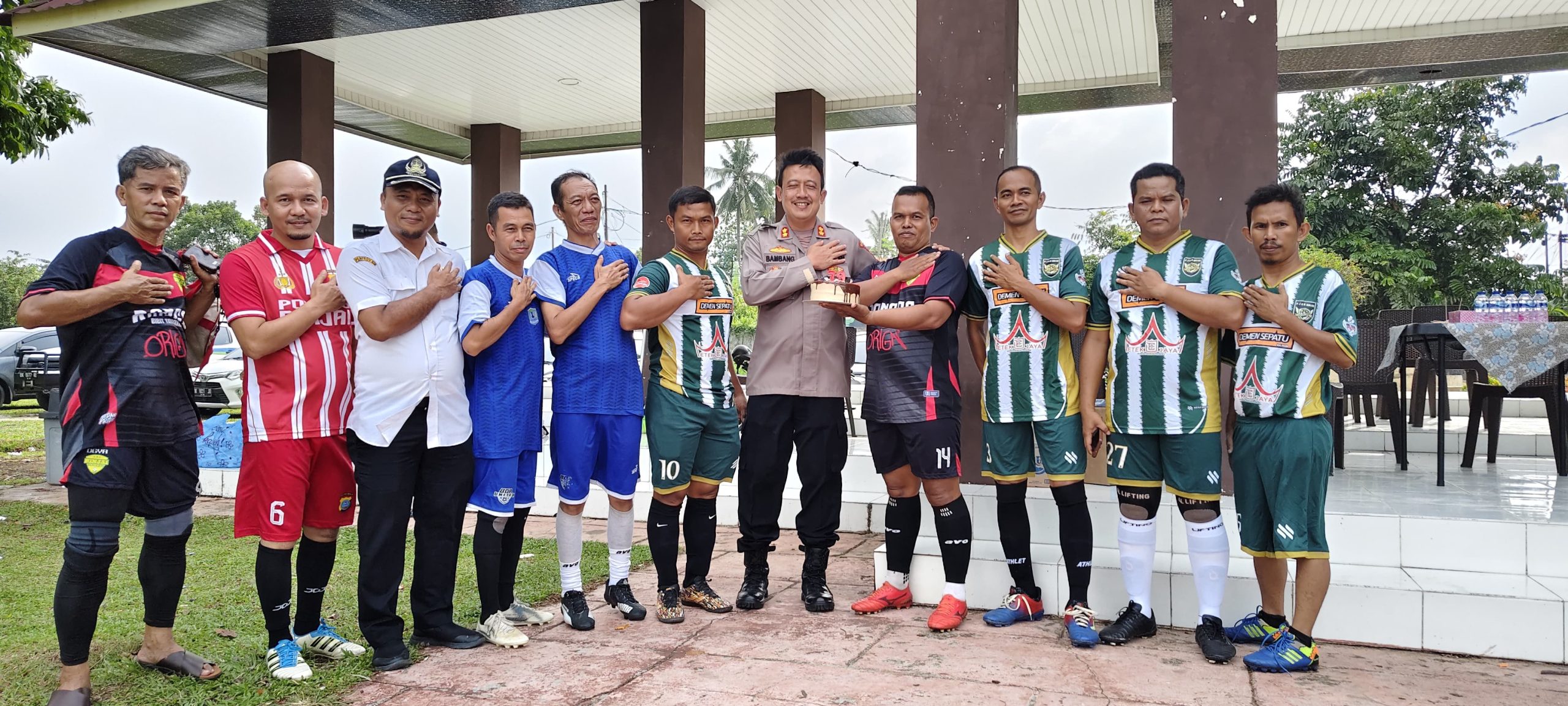 Kapolres Binjai Lakukan Tendangan Bola Pertama Dalam Pembukaan Turnamen