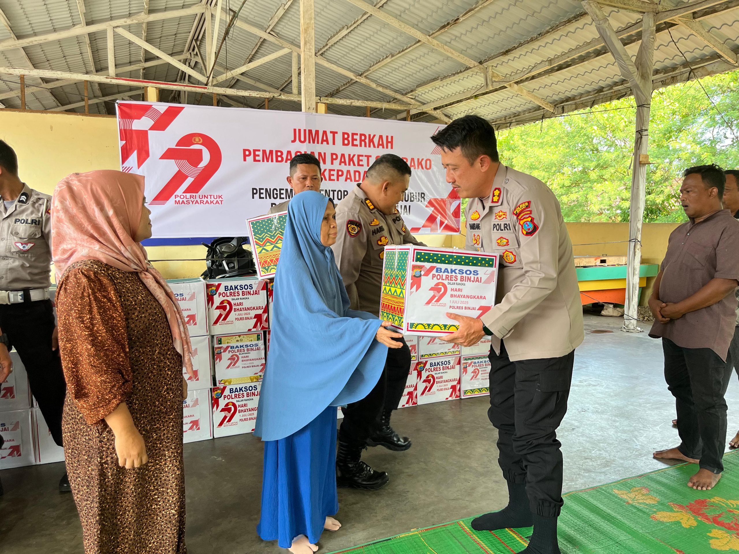 Hari Bhayangkara Ke-79, Kapolres Binjai Berikan Bingkisan Kepada Abang Becak, Tukang Gali Kubur dan Bilal Mayit