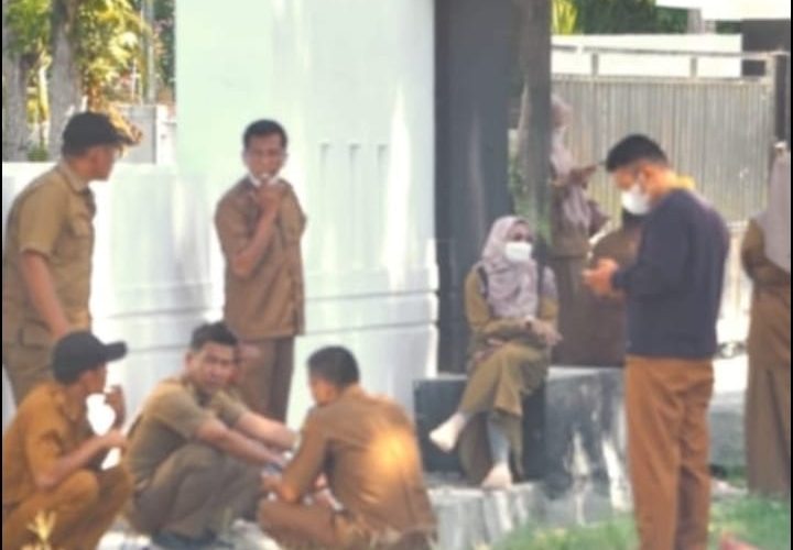 AKIBAT RESAH BOROKNYA DIBONGKAR KEPALA DESA SE SERDANG BEDAGAI MELAKUKAN GELAR AKSI ORASI TETAPI MALAH DI GANTI DENGAN AUDENSI. ADA APA PUBLIK BERTANYA TANYA,.?