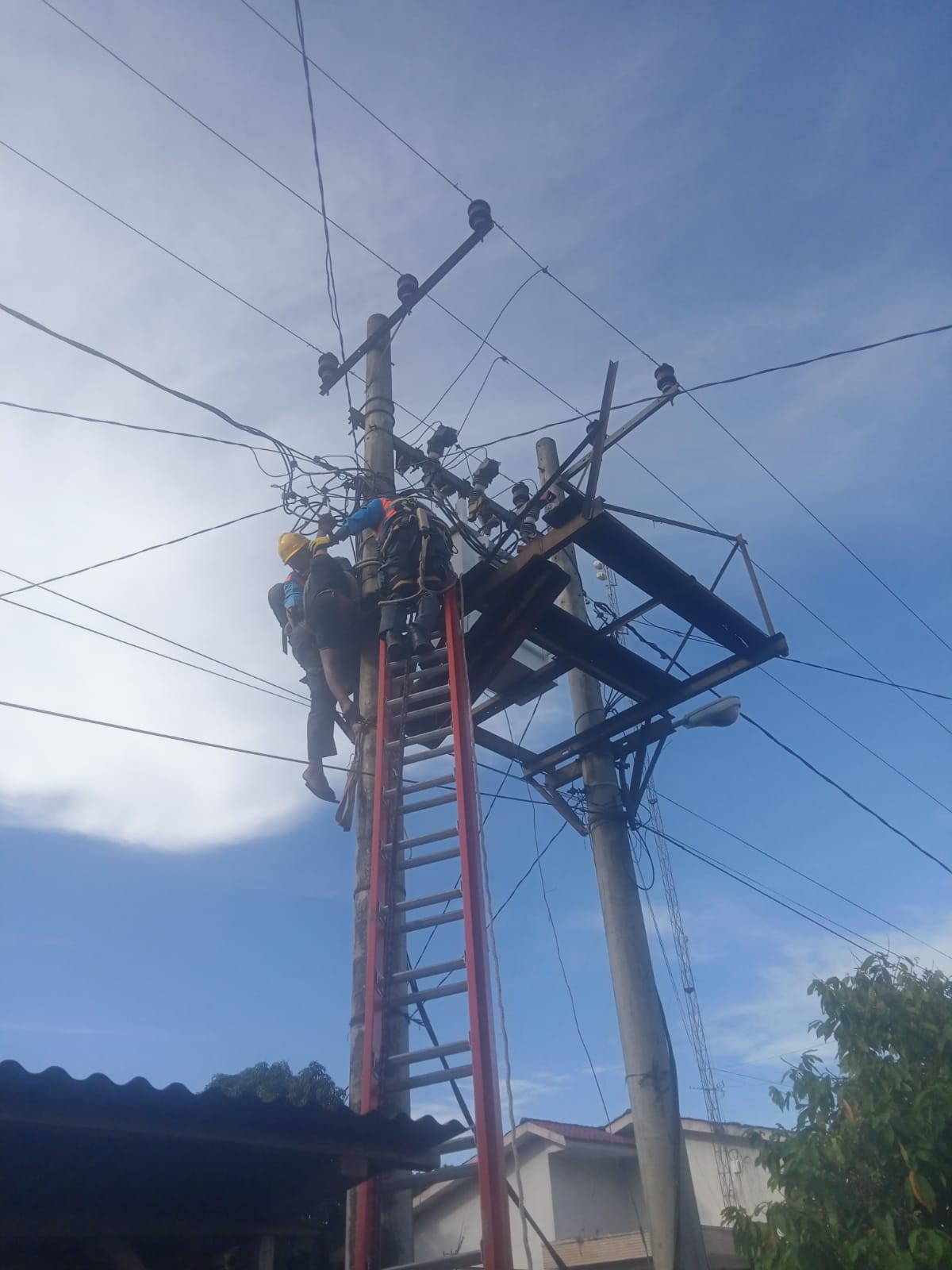 Polsek Firdaus Polres Sergai Tanggap Cepat Tangani Kasus Tersetrum Listrik Tegangan Tinggi