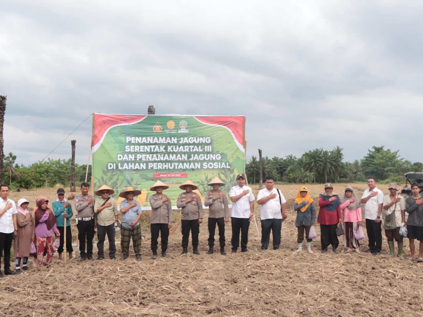 Polres Binjai Bersama Masyarakat Payaroba Melaksanakan Penanaman Jagung