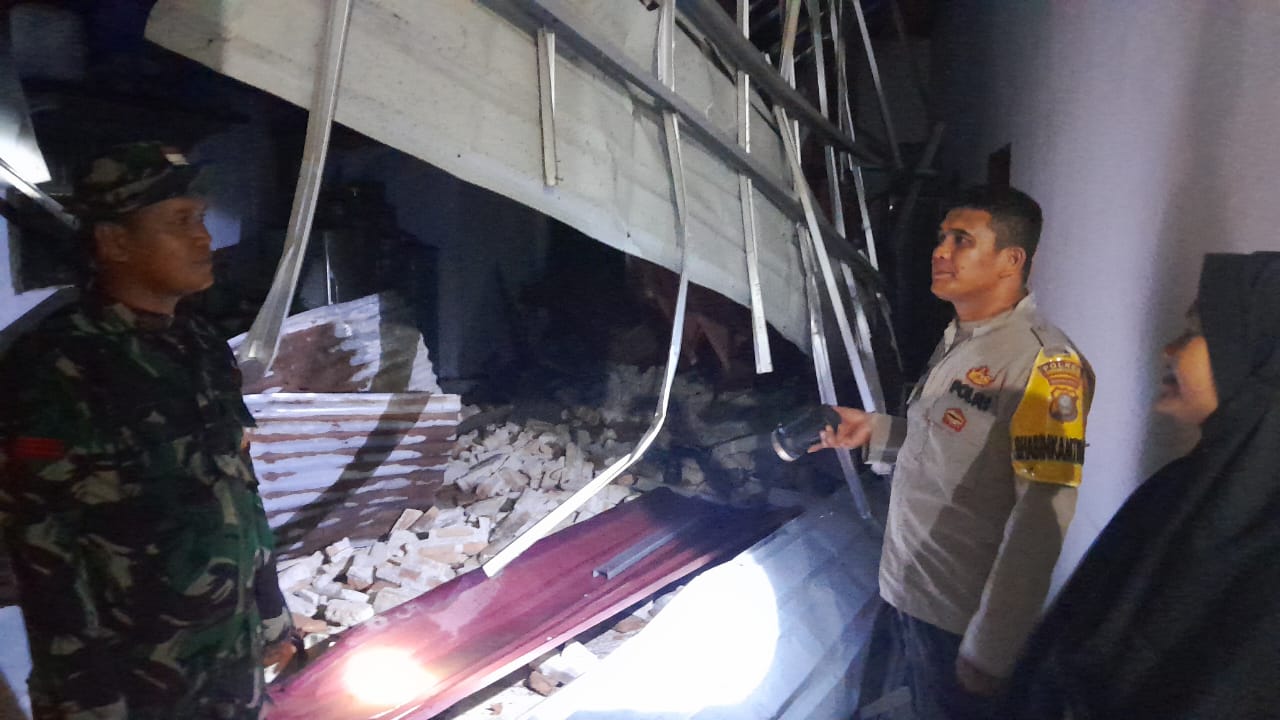 Polsek Firdaus Polres Sergai Respon cepat Turun Langsung Sisir Wilayah Terdampak Puting Beliung di Sergai