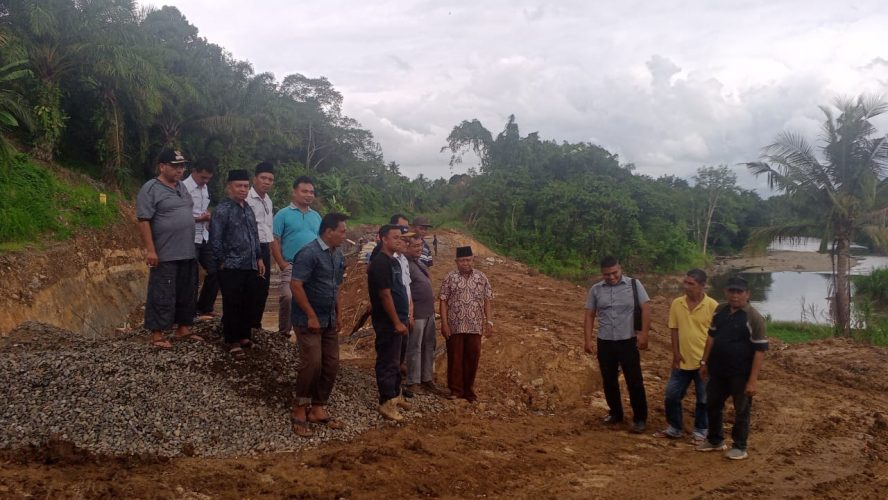 Rehabilitasi Saluran Irigasi BWS II DI Batang Angkola, Di Tinjau Camat Siabu Dan Beberapa Kades.