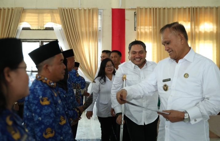Bupati Pakpak Bharat Melantik dan Menyerahkan SK Pengangkatan Bagi 156 Pegawai Pemerintah dengan P3K Formasi Tahun 2024