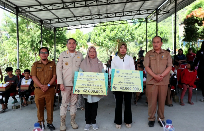 Bupati Pakpak Membagikan Paket Bantuan Sosial Bagi Anak Anak Yatim dan Anak Terlantar