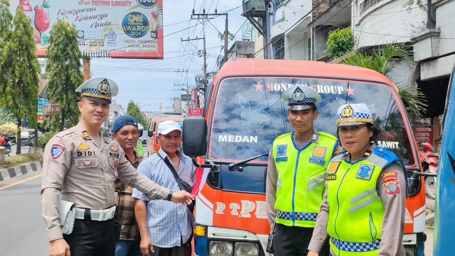 Sat Lantas Menyapa Kemerdekaan, Bagikan Bendera Merah Putih Kepada Pengguna Jalan