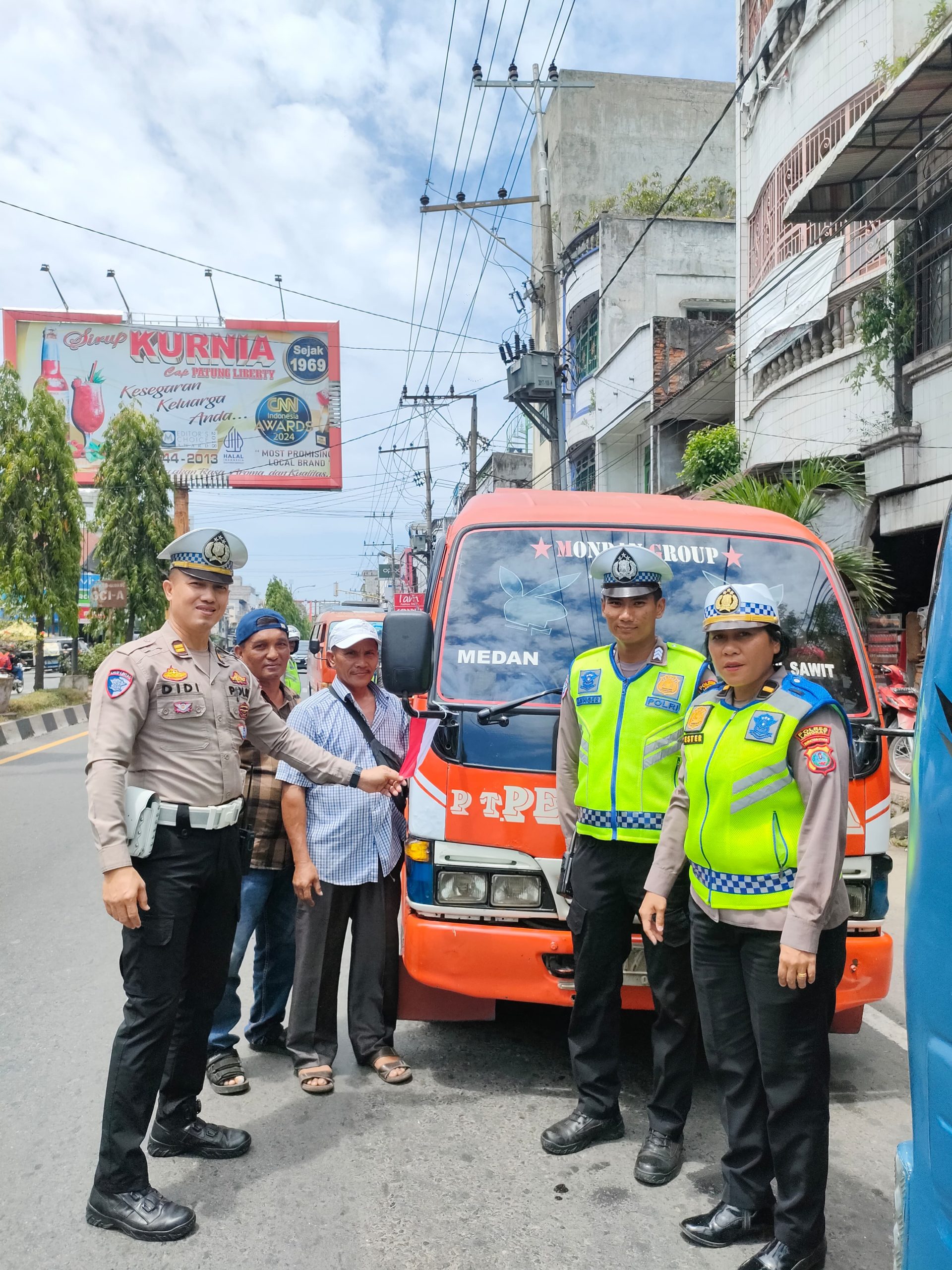 Sat Lantas Menyapa Kemerdekaan, Bagikan Bendera Merah Putih Kepada Pengguna Jalan