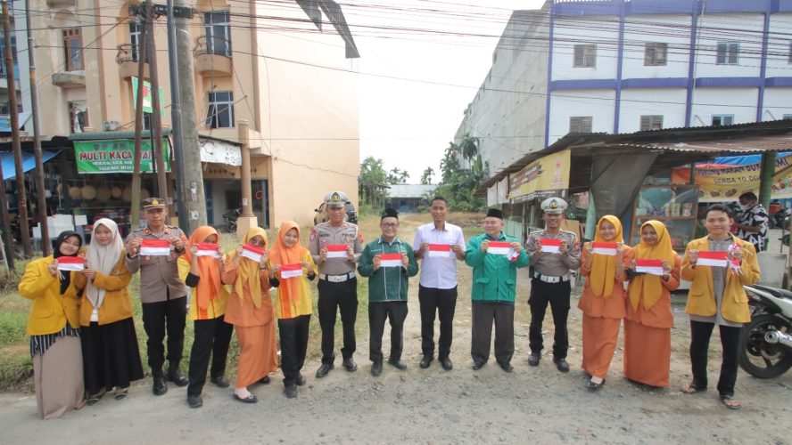 Sambut Dan Meriahkan HUT Kemerdekaan RI Ke-80 Personel Polres Sergai Bersama Organisasi Kemasyarakatan Membagikan Bendera Merah Putih Kepada Pengguna Jalan Raya