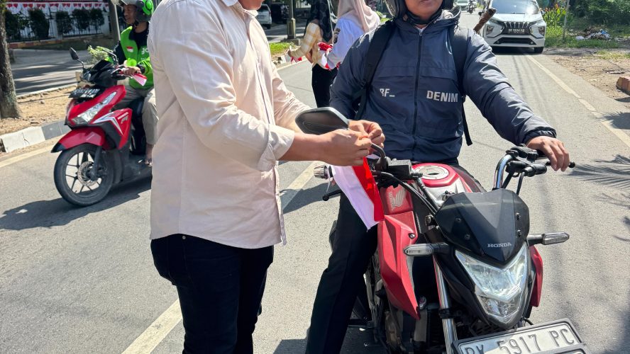 Kibarkan Semangat! Intelkam Polres Langkat Ajak Warga Cintai NKRI Lewat Pembagian Bendera Merah Putih