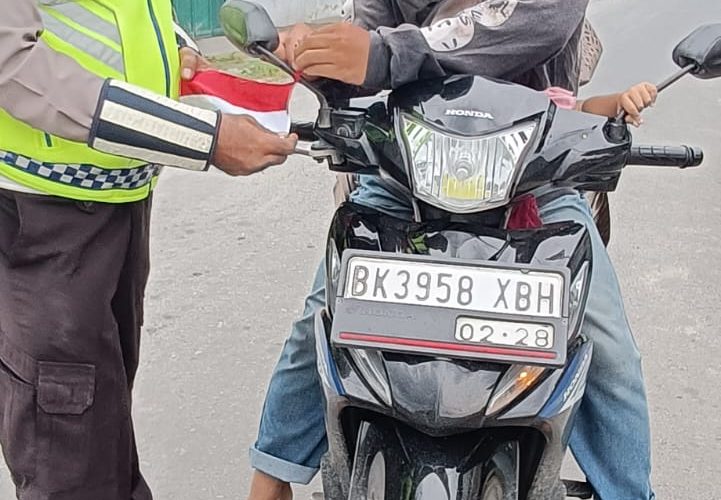 “Polantas Menyapa” Sat Lantas Polres Sergai Kembali Bagikan Bendera Kepada Masyarakat Dan Pengemudi Dalam Rangka HUT RI Ke-80