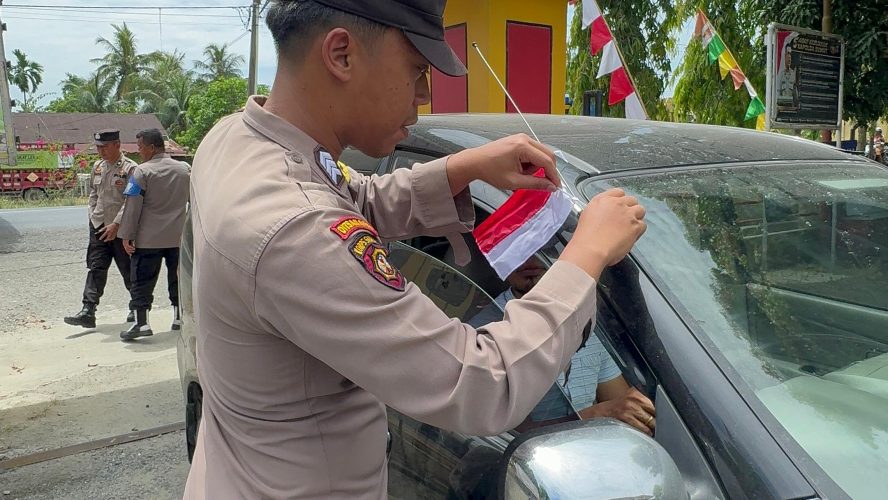 Polsek Padang Tualang Bagikan Bendera Merah Putih Kepada Pengguna Jalan, Wujudkan Semangat Nasionalisme Menjelang HUT RI ke-80