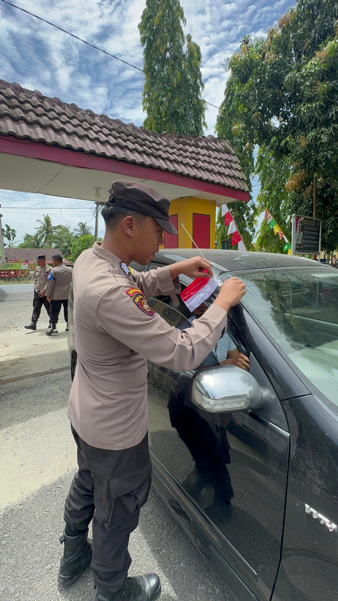 Polsek Padang Tualang Bagikan Bendera Merah Putih Kepada Pengguna Jalan, Wujudkan Semangat Nasionalisme Menjelang HUT RI ke-80