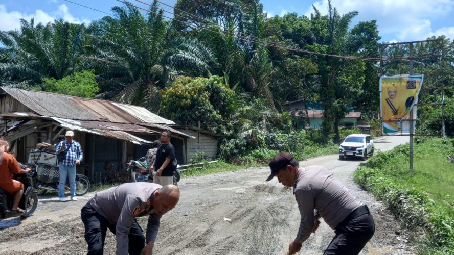 Polsek Bahorok Bersama Mahasiswa KKN UINSU Jalin Kerjasama Dalam Melaksanakan Harkamtimas Dengan Menimbun Jalan Yang Rusak