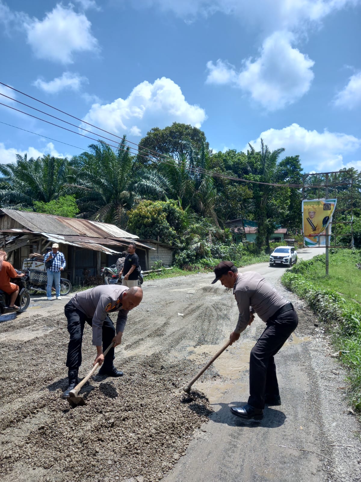 Polsek Bahorok Bersama Mahasiswa KKN UINSU Jalin Kerjasama Dalam Melaksanakan Harkamtimas Dengan Menimbun Jalan Yang Rusak