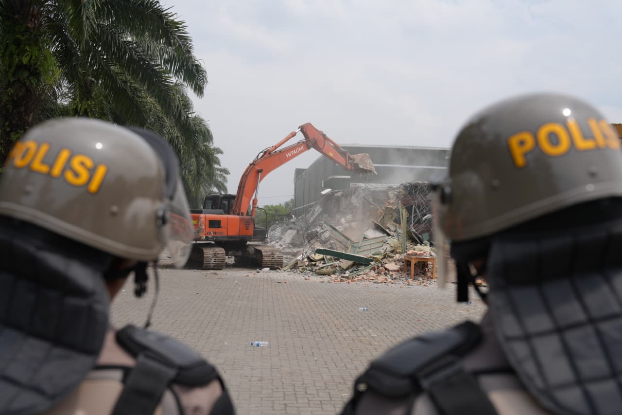 Tim gabungan Polda Sumut, Kodam I/BB Dan Pemprov Sumut Rubuhkan THM Marcopolo