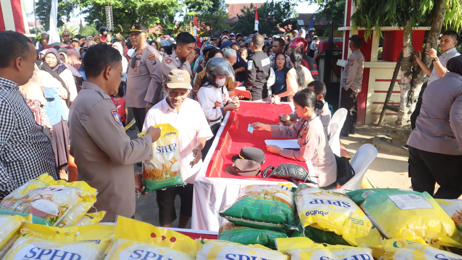 Gerakan Pangan Murah Polres Langkat Diserbu Warga