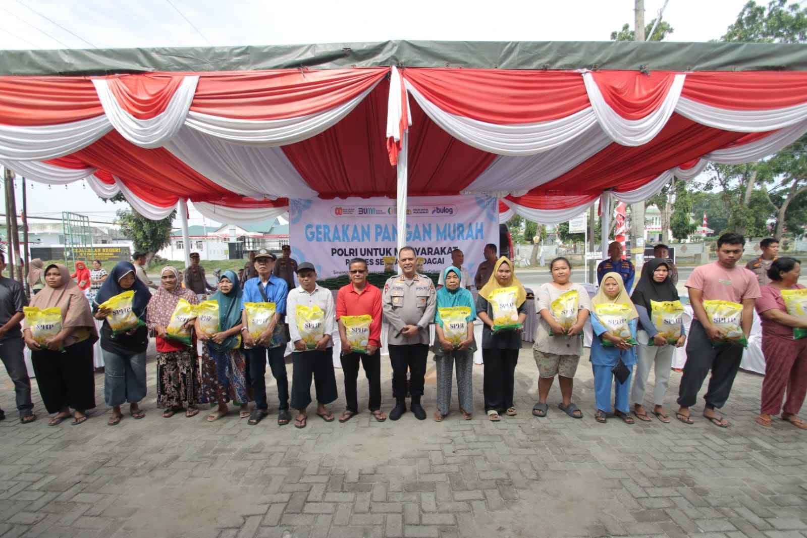 Polres Sergai Bersama Jajaran Polsek Gelar Gerakan Pasar Murah Bantu Masyarakat Peroleh Kebutuhan Pokok Dengan Harga Terjangkau