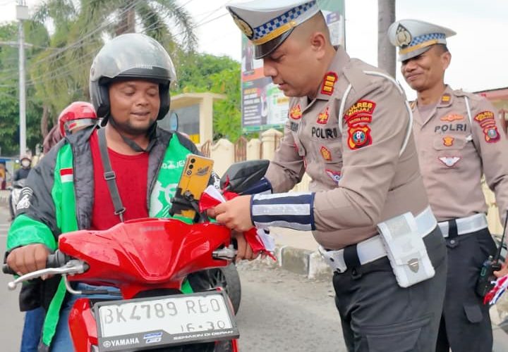 Menyambut HUT RI Ke-80, Kapolres Binjai Bagikan Bendera Merah Putih