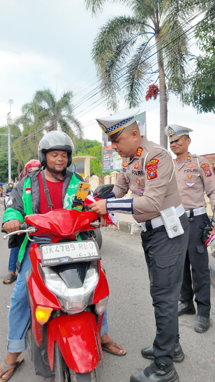 Menyambut HUT RI Ke-80, Kapolres Binjai Bagikan Bendera Merah Putih