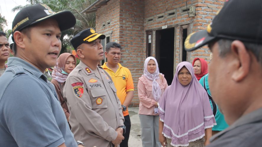 Kapolres Sergai Bersama Wabup Sergai Berikan Bantuan Tali Asih Pada Warga Terdampak Pasca Hujan Deras Dan Angin Puting Beliung