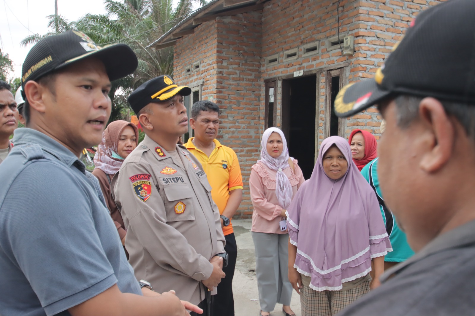 Kapolres Sergai Bersama Wabup Sergai Berikan Bantuan Tali Asih Pada Warga Terdampak Pasca Hujan Deras Dan Angin Puting Beliung