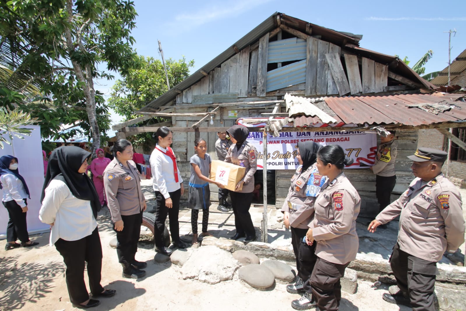 Polwan Peduli, Membantu Masyarakat Yang Terkena Bencana Puting Beliung