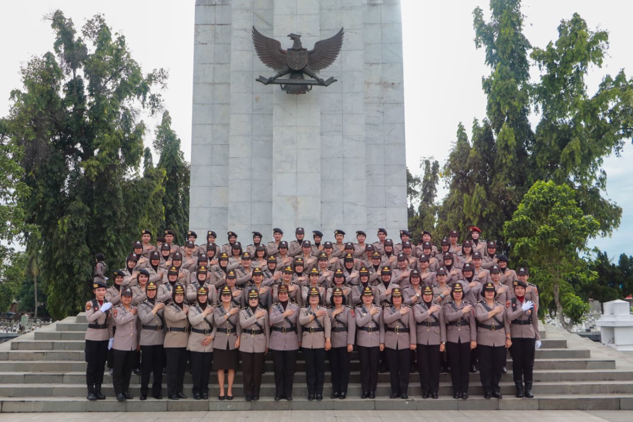 Polwan Polda Sumut Gelar Ziarah Ke Taman Makam Pahlawan Dalam Rangka Hari Jadi Ke-77