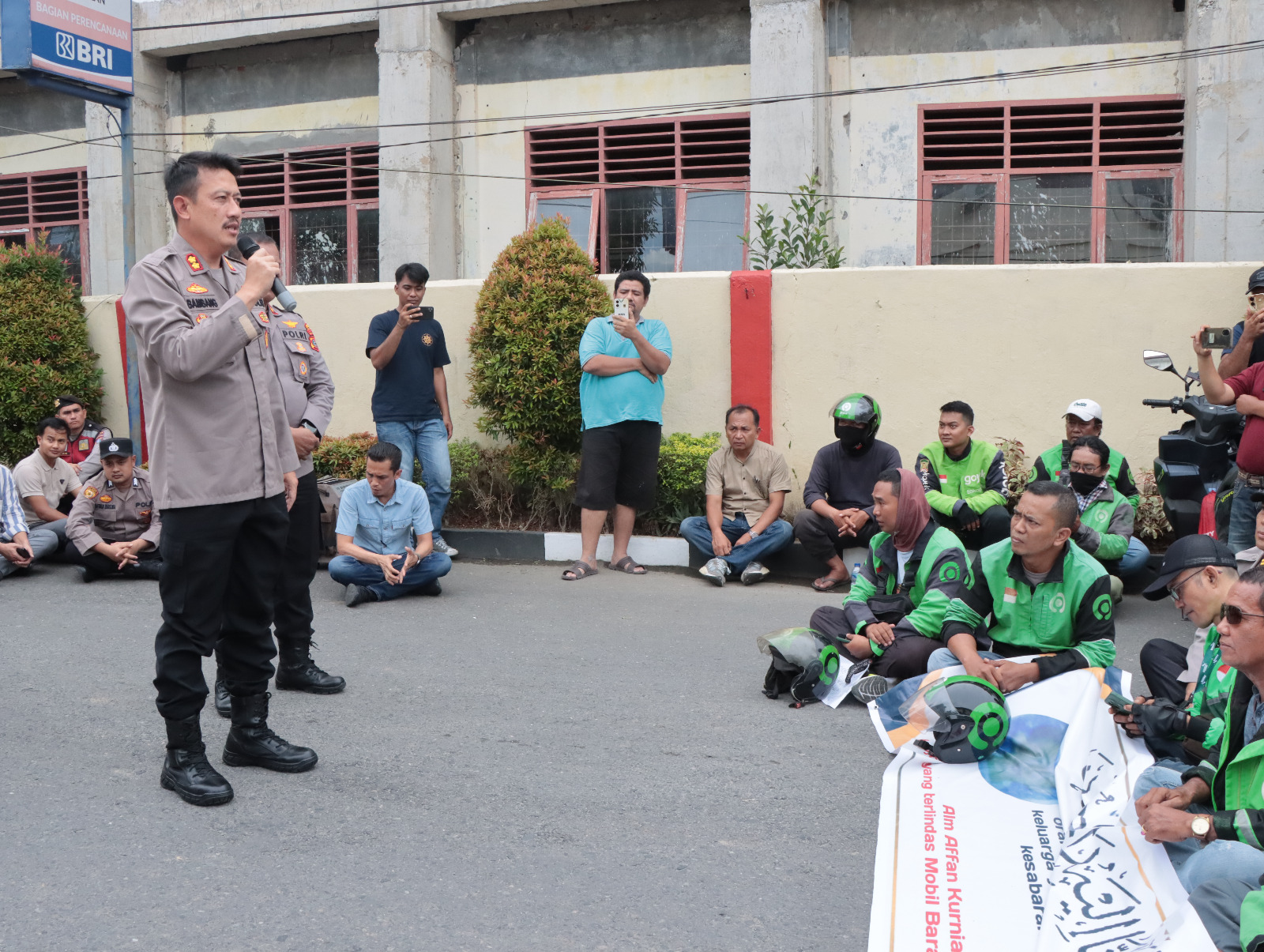Kapolres Binjai Duduk Bersama Para Ojol Mendoakan Alm. Affan Kurniawan