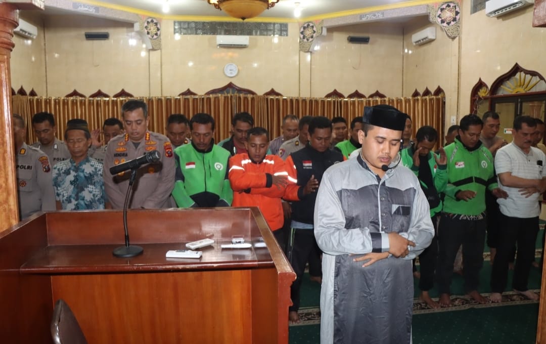 Polresta Deli Serdang Bersama Komunitas Ojol  Gelar Sholat  Ghaib Do’akan Pengemudi Ojol Alm Affan Kurniawan