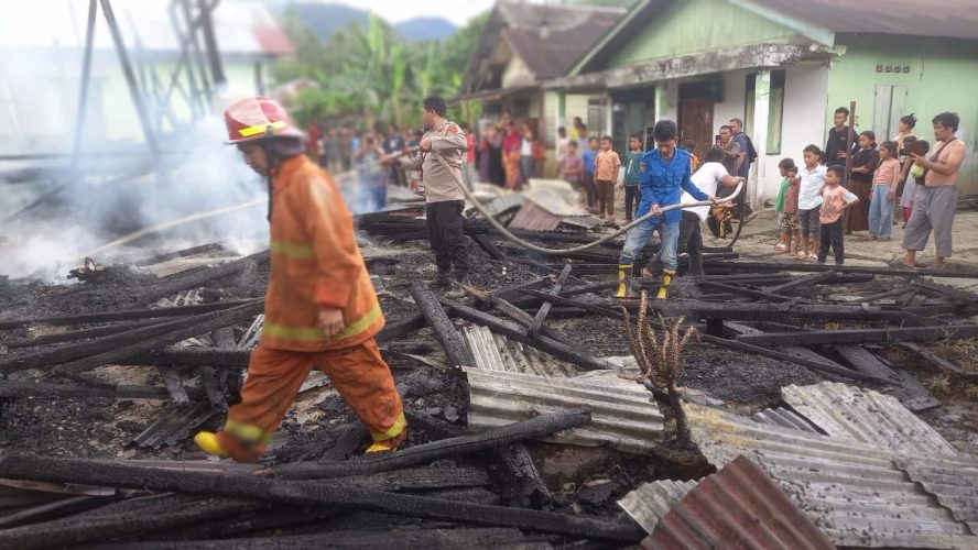 Dua Rumah Ludes Terbakar Di Lalap Si Jago Merah Di Desa Sibaruang Kecamatan Siabu Madina.