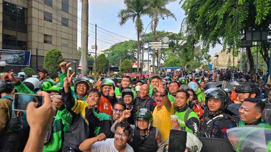 Secangkir Kopi Dingin Satukan Polisi, Mahasiswa, Dan Ojol Di Medan Ditengah Unjuk Rasa