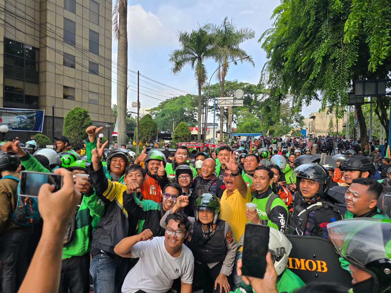 Secangkir Kopi Dingin Satukan Polisi, Mahasiswa, Dan Ojol Di Medan Ditengah Unjuk Rasa